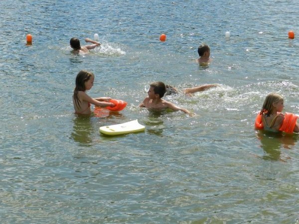 Влітку дітей безплатно вчать плавати. ФОТО